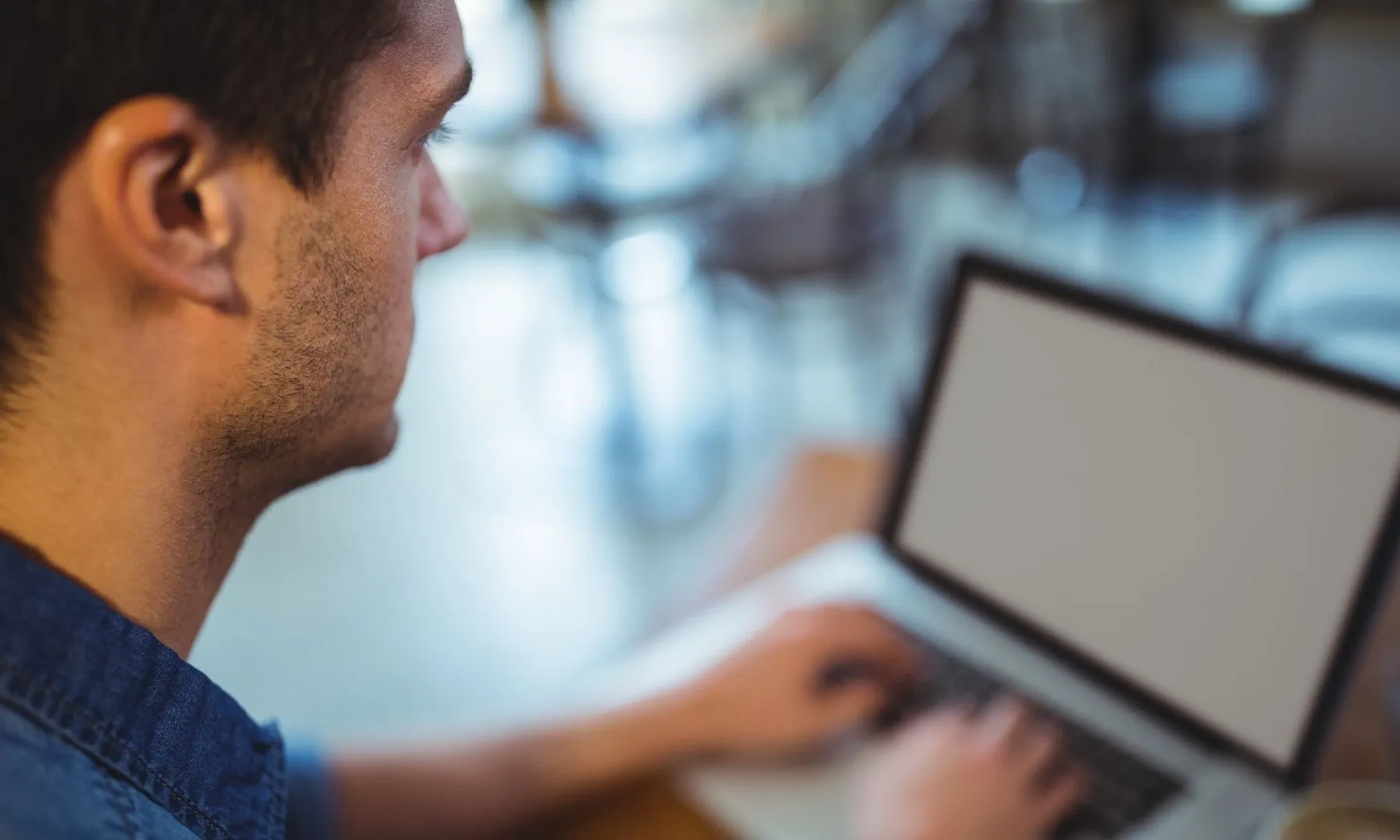 Persona utilitzant un ordinador portàtil.