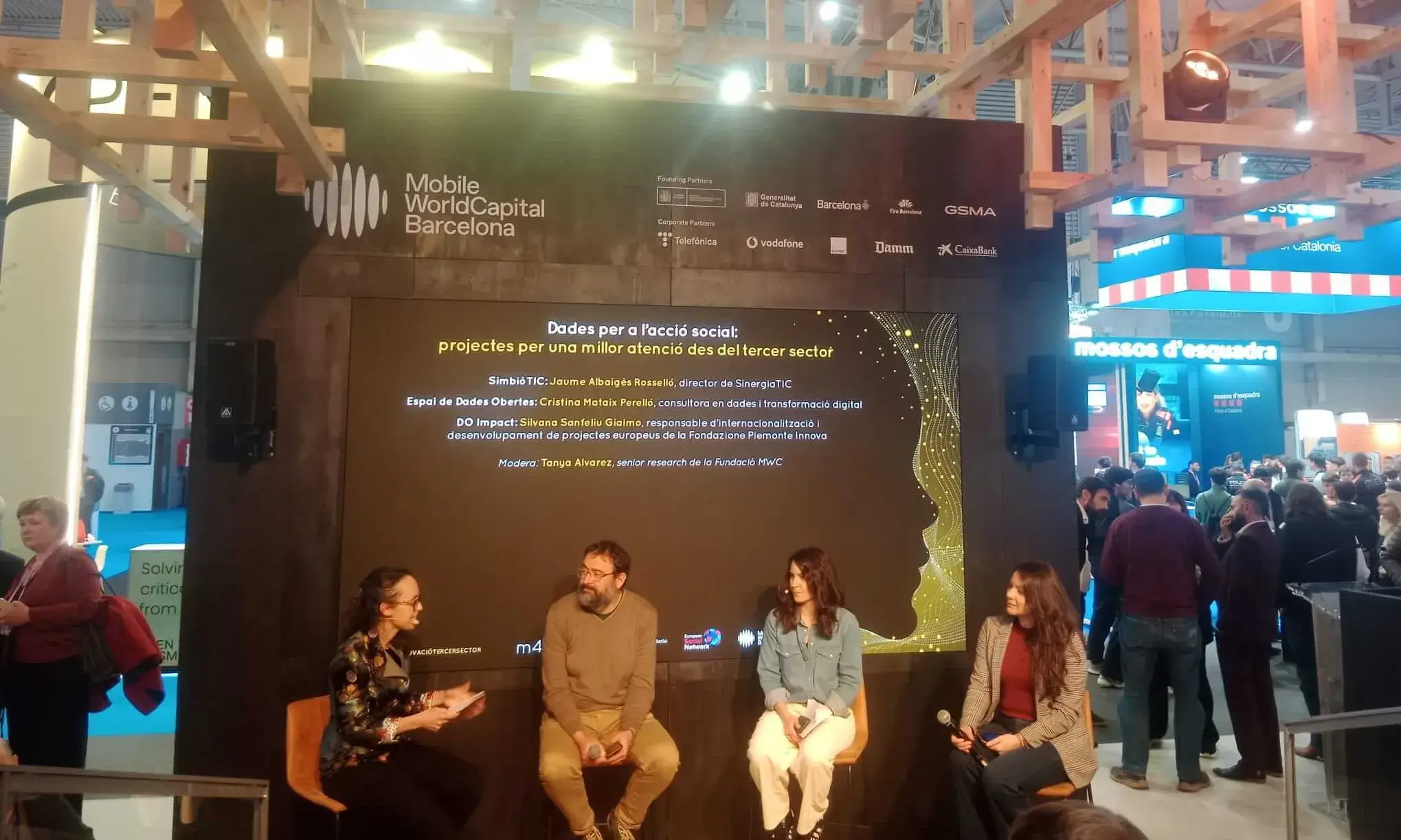 La primera taula de l’acte, moderada per David Fitó Ferré (a l’esquerra), responsable d’m4Social, i amb la participació (d’esquerra a dreta) de David Mekkaoui, Sonia Fuertes Ledesma i Guillem Vidal Lorda. 