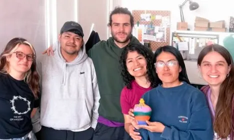 Fronteres Invisibles treballa amb jovent, escoles i entitats a través de jocs, formacions i altres recursos pedagògics per fer visibles les desigualtats que afronten les persones migrades.