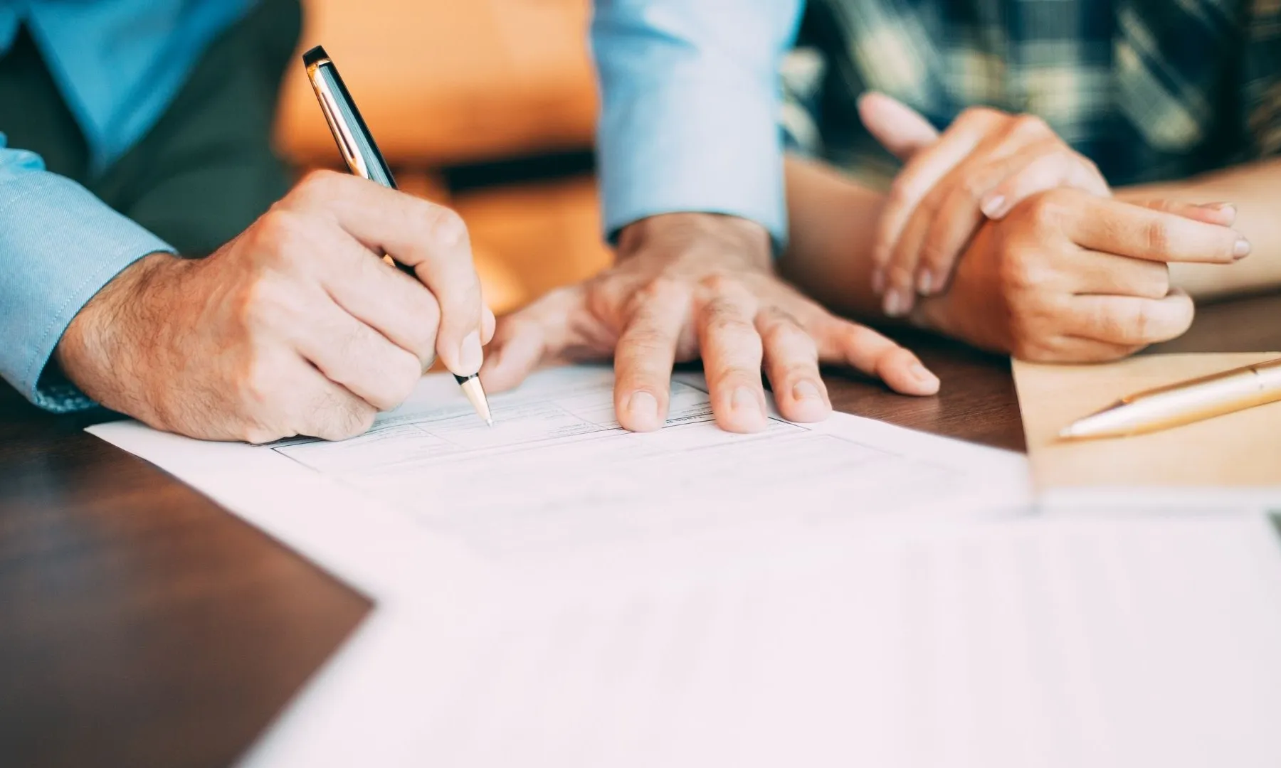 Una persona que signa un paper.