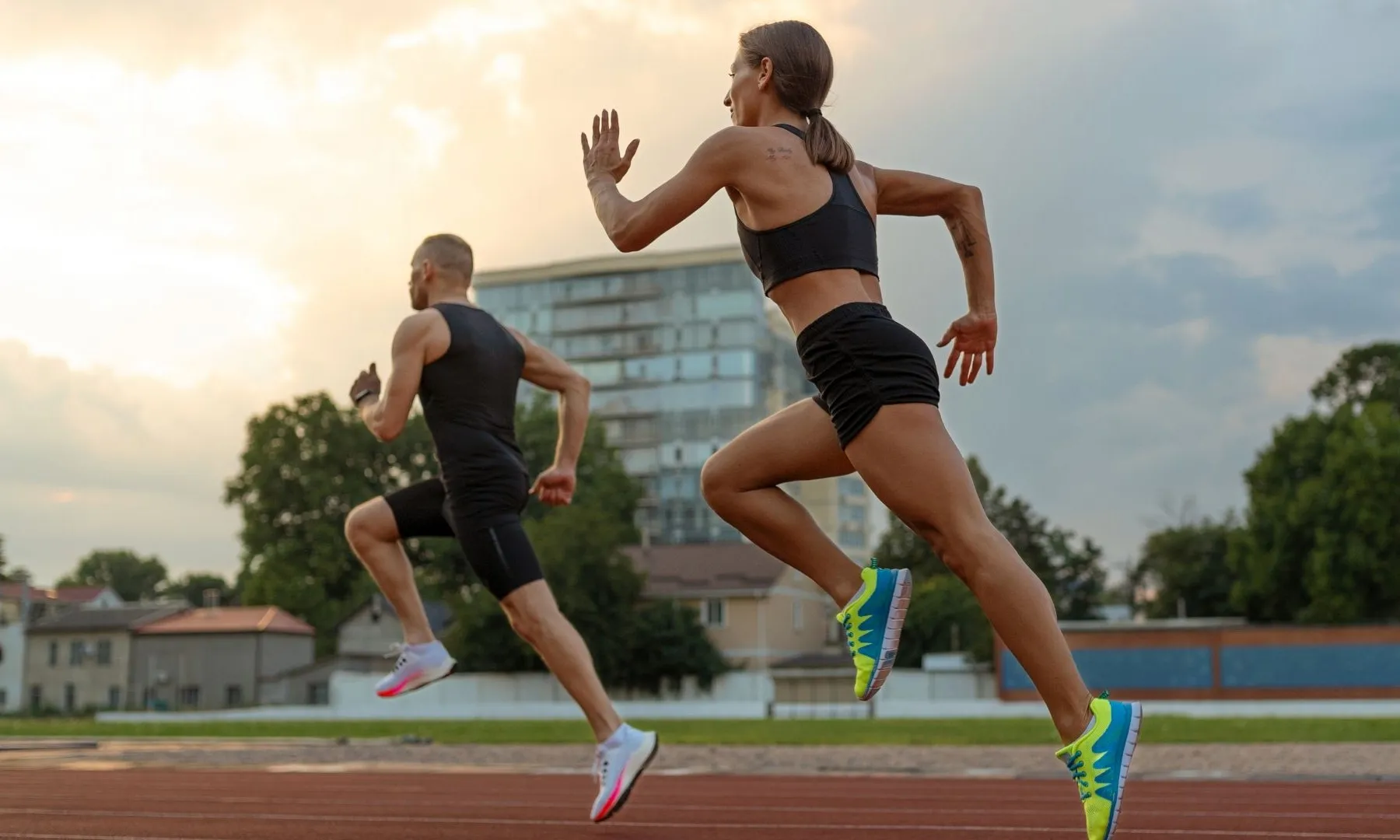 Dona i home corrent una carrera.