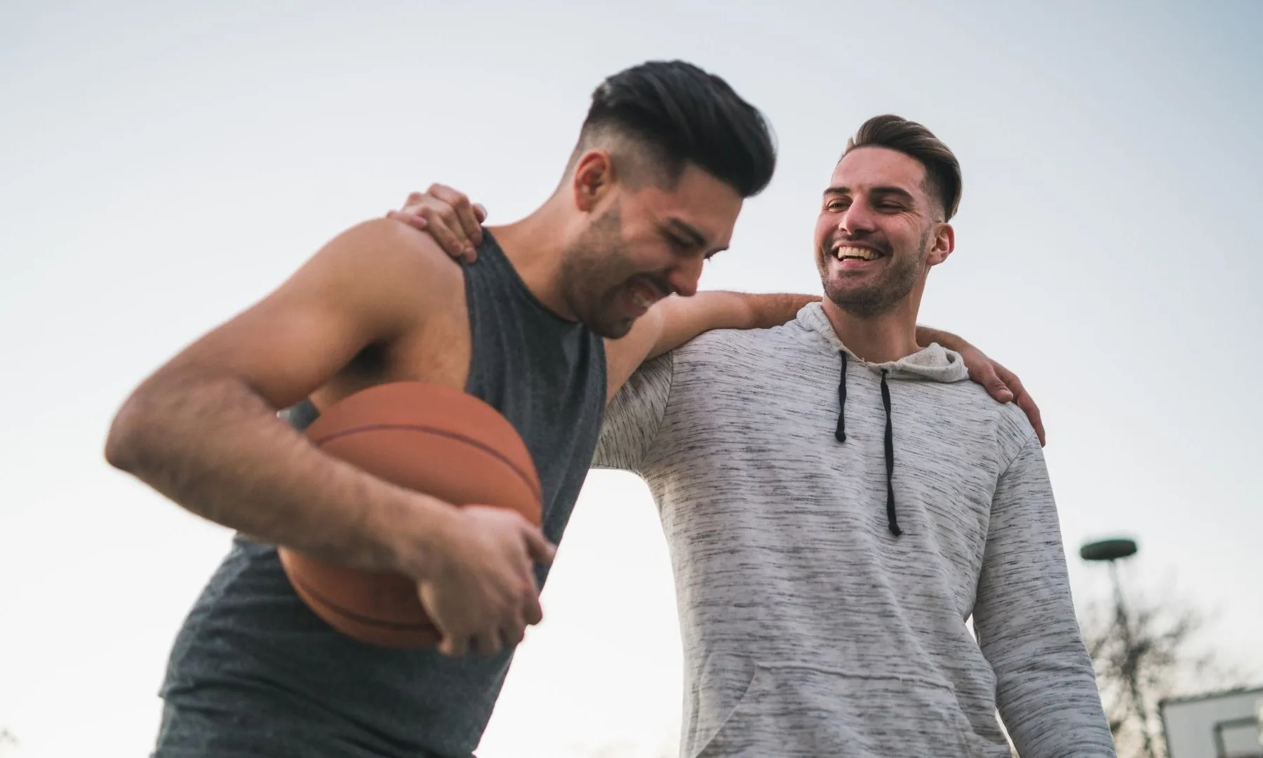 Joves amb una pilota de bàsquet.