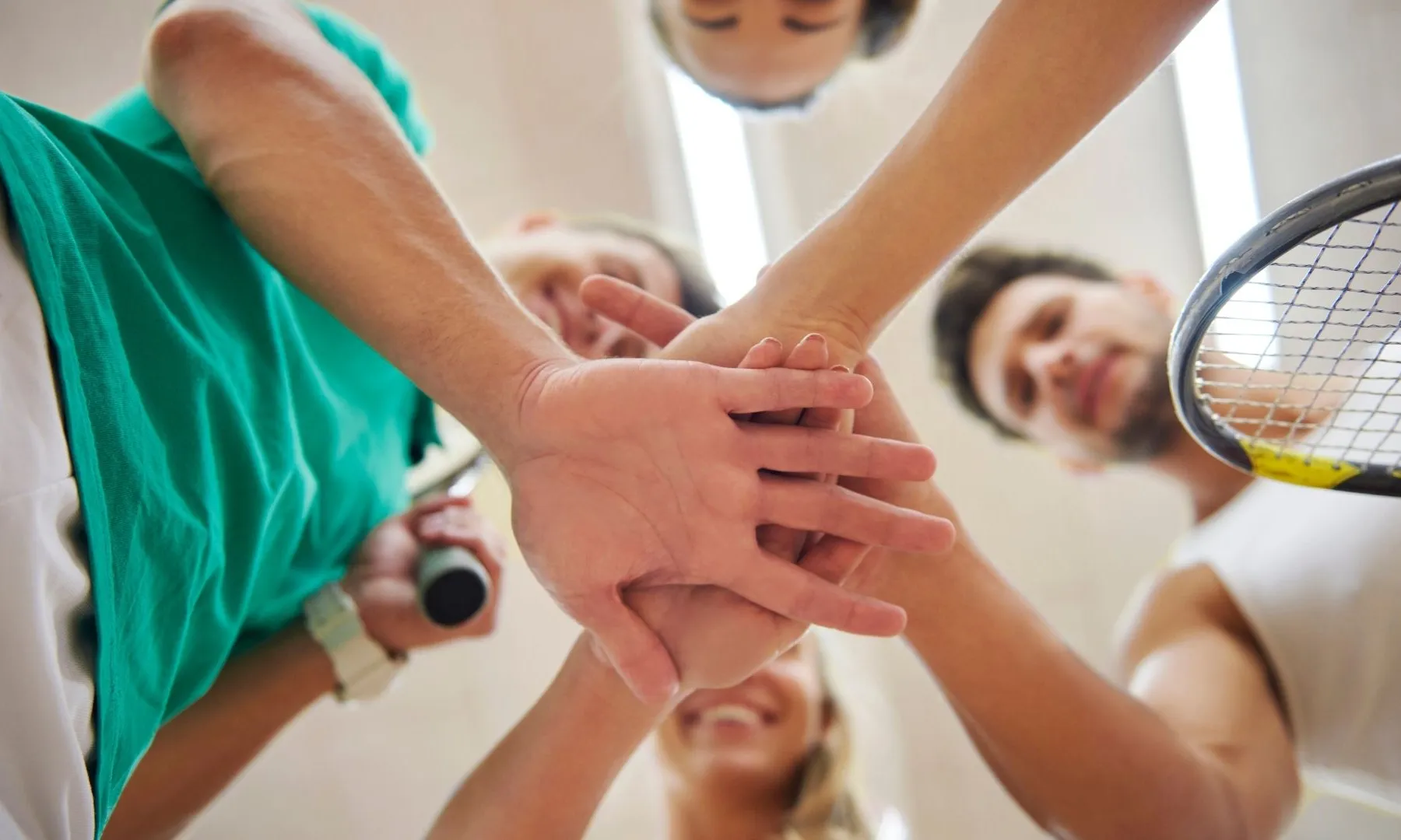 Persones fent equip, amb una raqueta de tenis. 