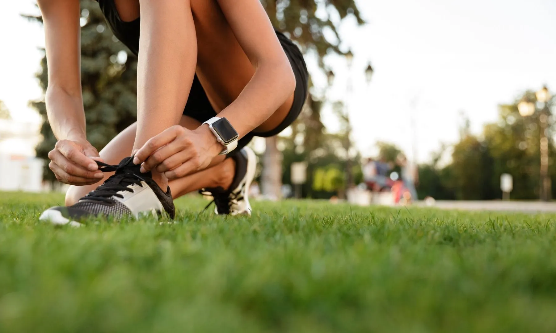 Dona preparant-se per córrer.