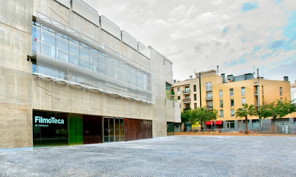 Imatge de la façana de la Filmoteca de Catalunya