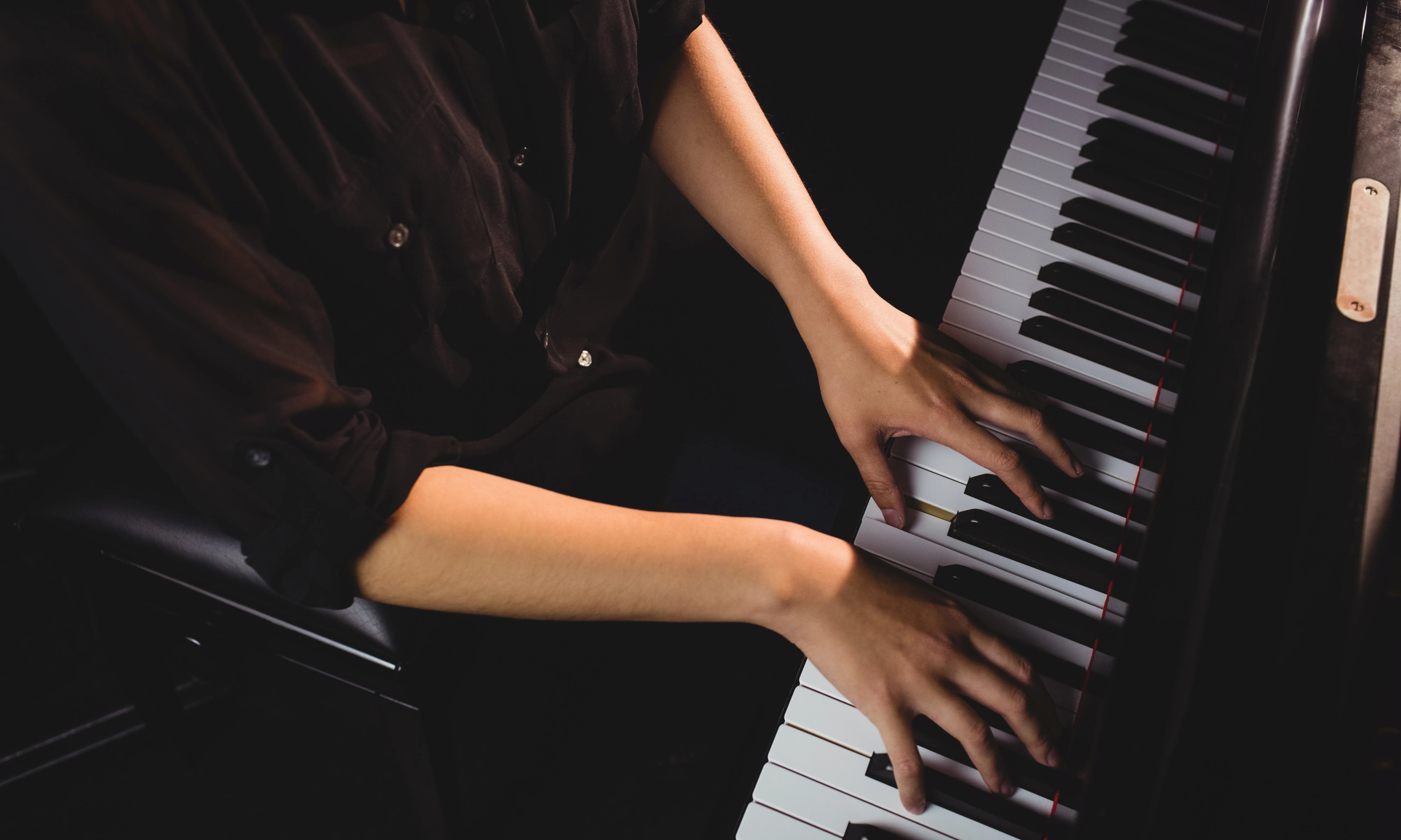 Primer pla d'unes mans tocant el piano