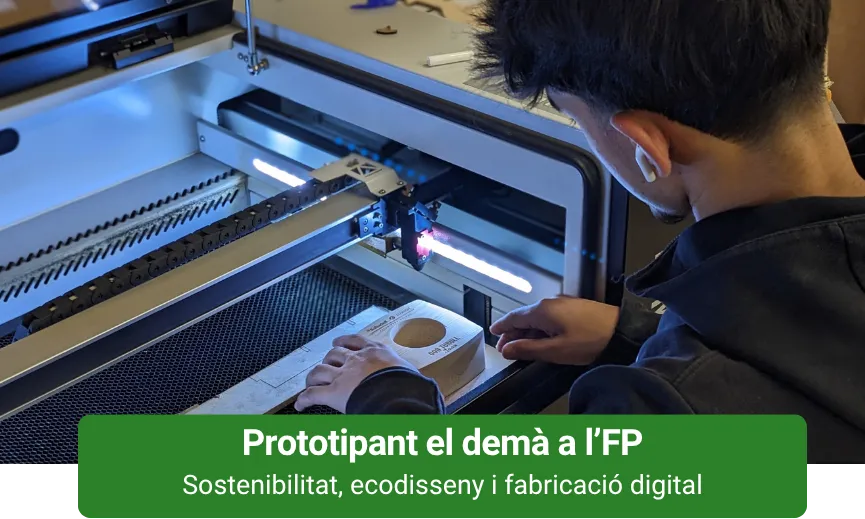 Imatge d'un jove amb una impressora 3D