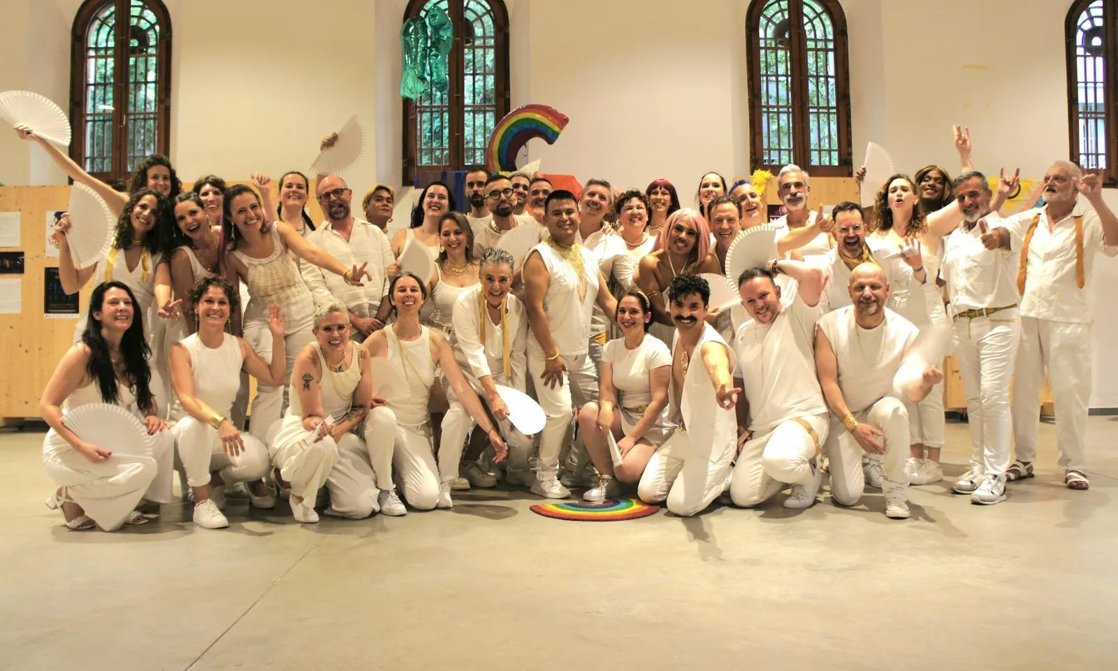 La coral és oberta a tothom i està formada per una cinquantena de persones. Font: Barcelona Rainbow Singers