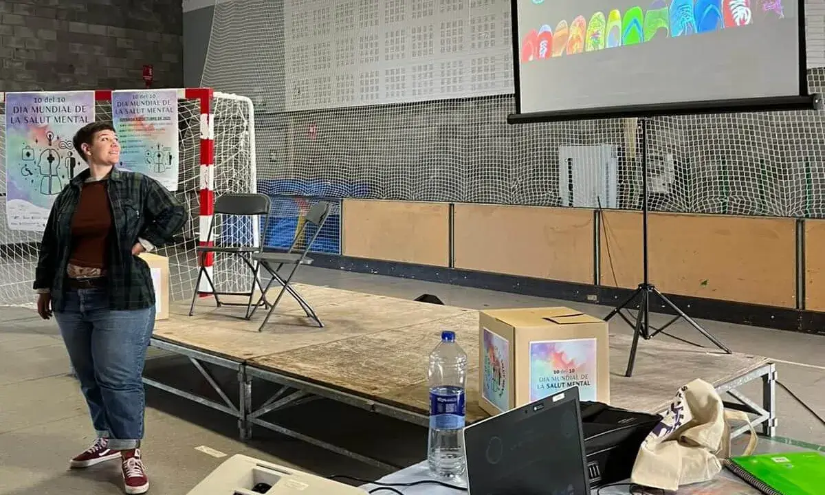 L’entitat treballa amb una mirada interseccional sobre discriminacions com la grassofòbia, el racisme, el capacitisme o la cis-heteronorma.