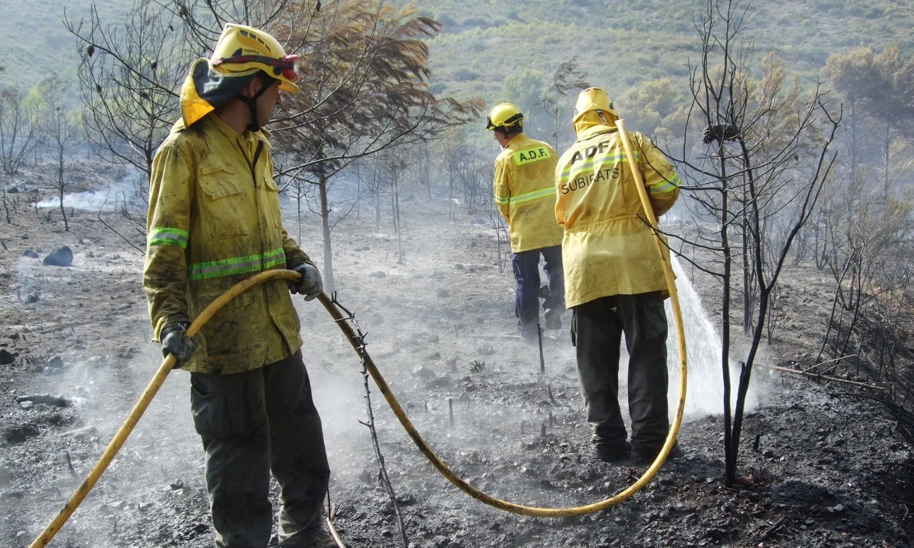 Persones del ADF apagant un foc.