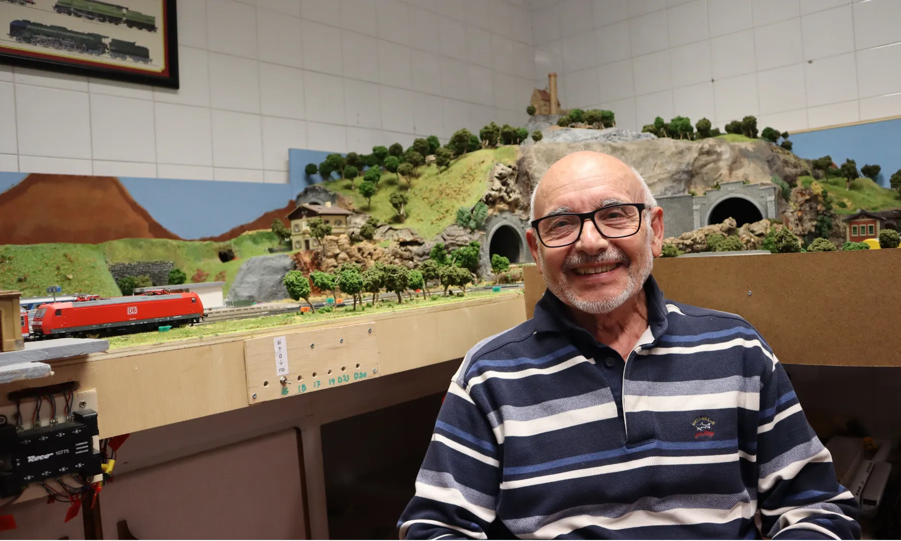 Una persona davant d'una maqueta de trens.
