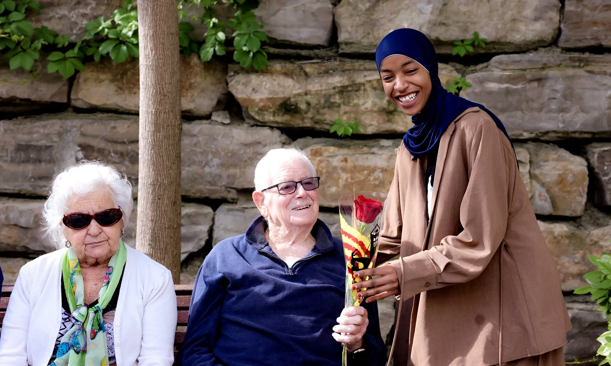 Imatge del lliurament de roses coincidint amb Sant Jordi
