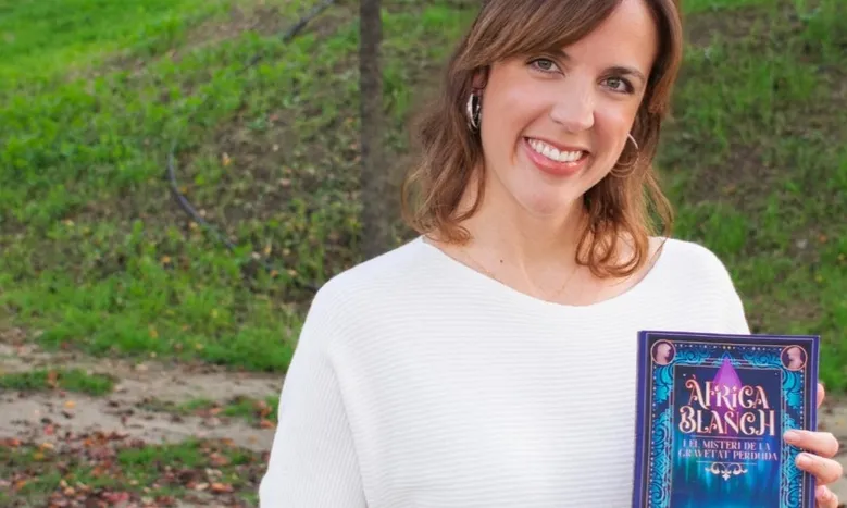 Mireia Cigarrán amb un dels llibres de la seva saga.