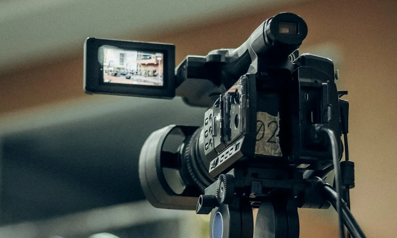 Un equip de videocàmera muntat sobre un trípode.