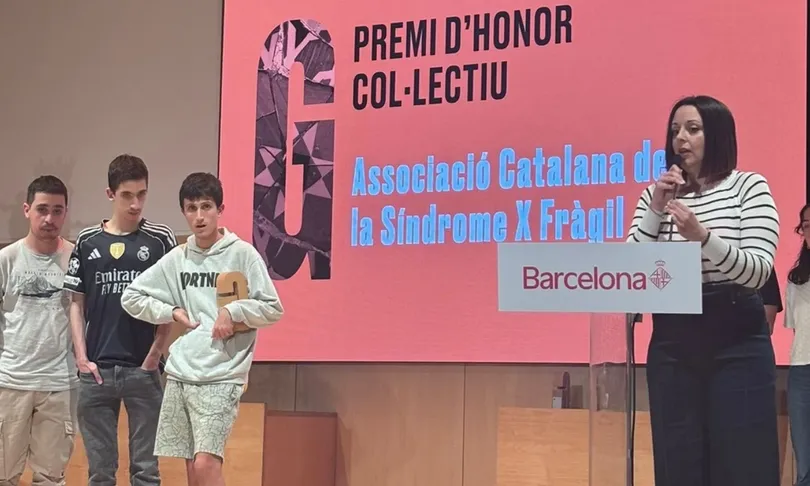 Lídia Méndez recollint el premi.