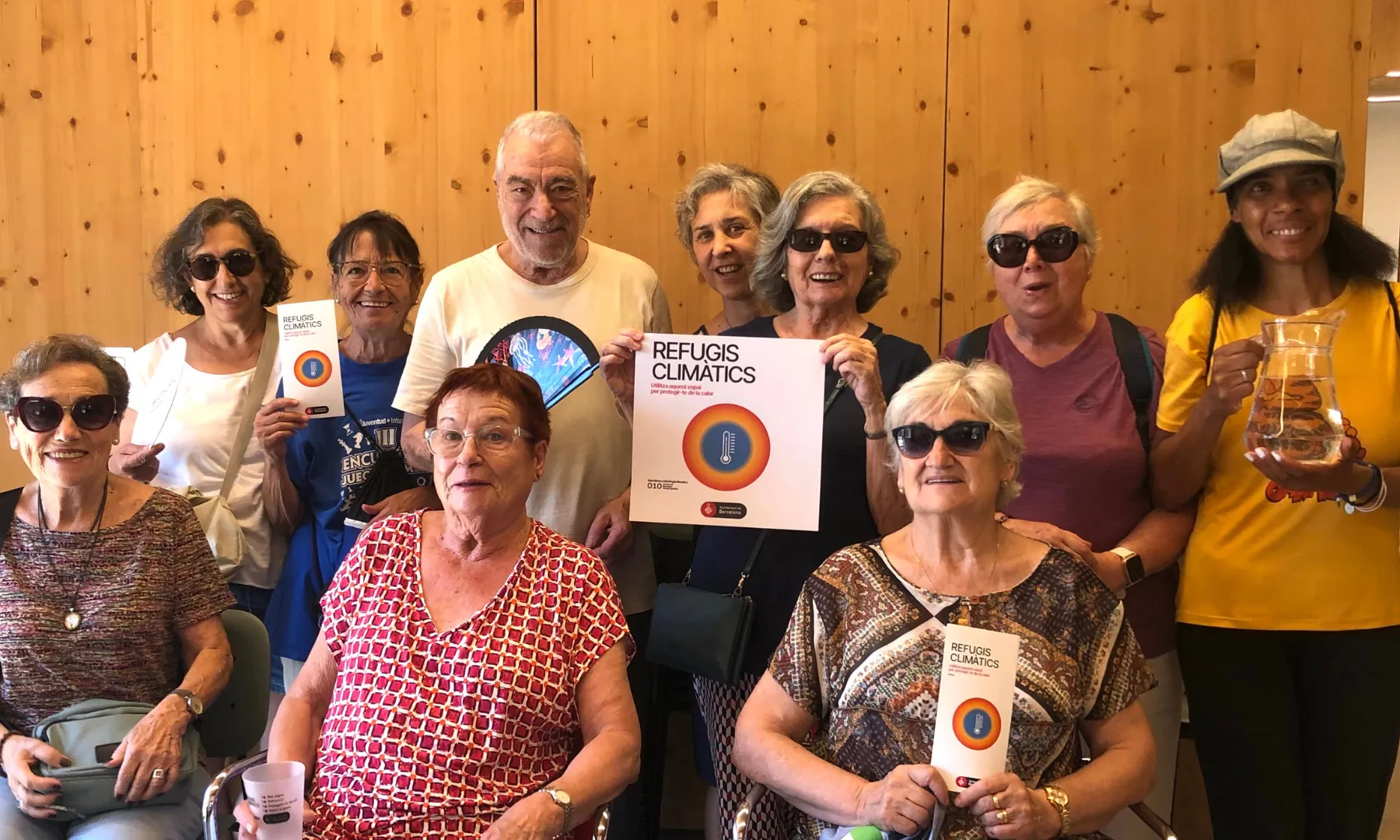 Un grup de persones adultes amb cartells a les mans.