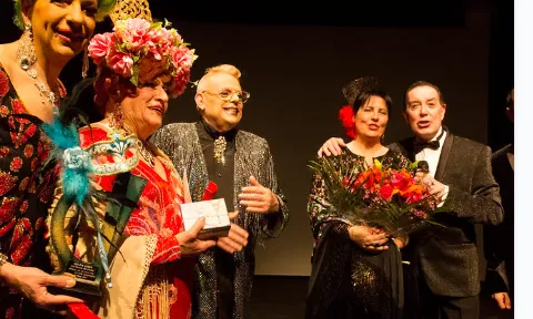Grup de persones fent drag i vesitdes d'actuació