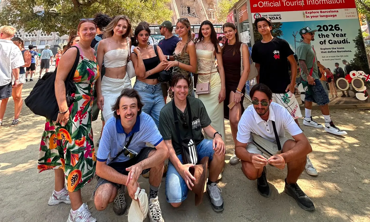 Un grup de persones davant la Sagrada Família.