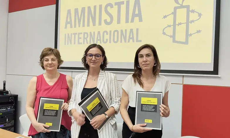 Virginia Álvarez, Blanca Domínguez i Txell Bonet durant la presentació de l'informe.