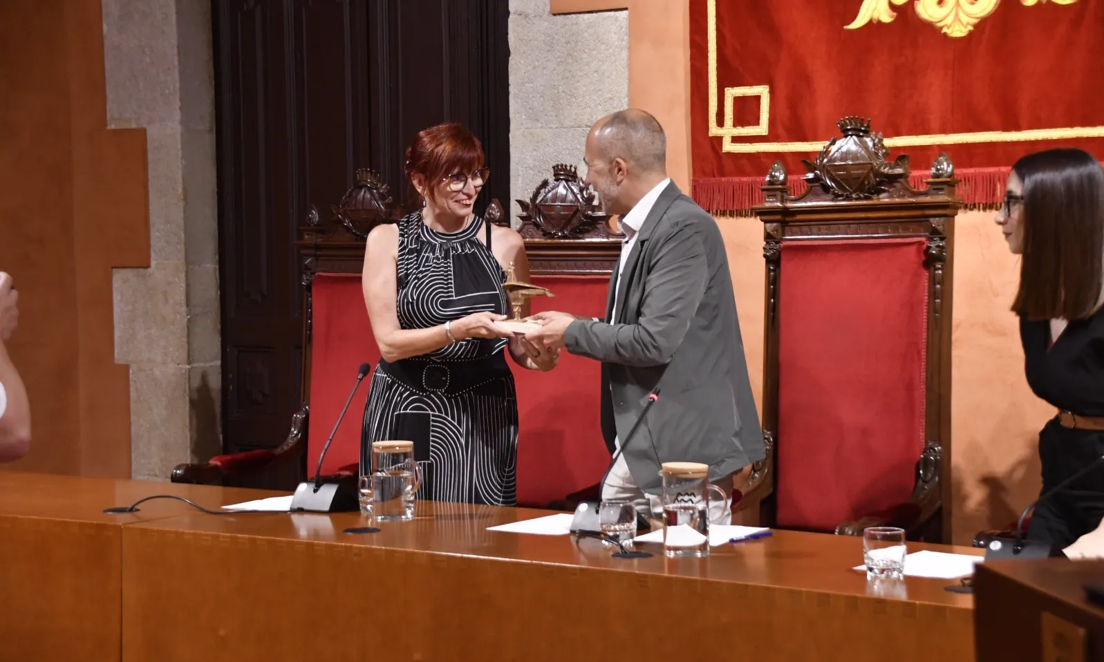 La Montserrat Sala, presidenta de l'entitat, a l'acte de reconeixement al Saló de Sessions de l’Ajuntament de Manresa.
