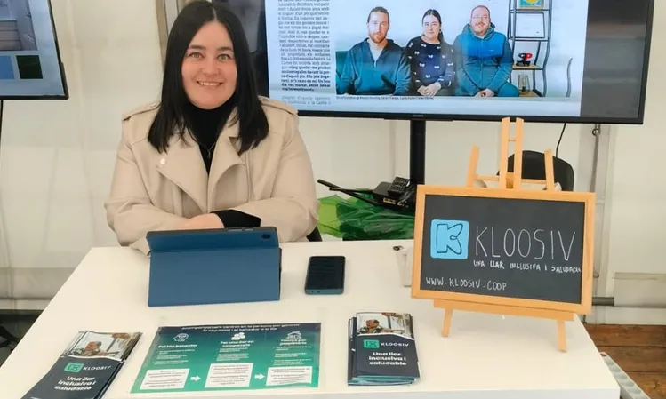 Laura Ayala divulgant la tasca de Kloosiv durant la Fira de les 40 Hores de Ripoll.
