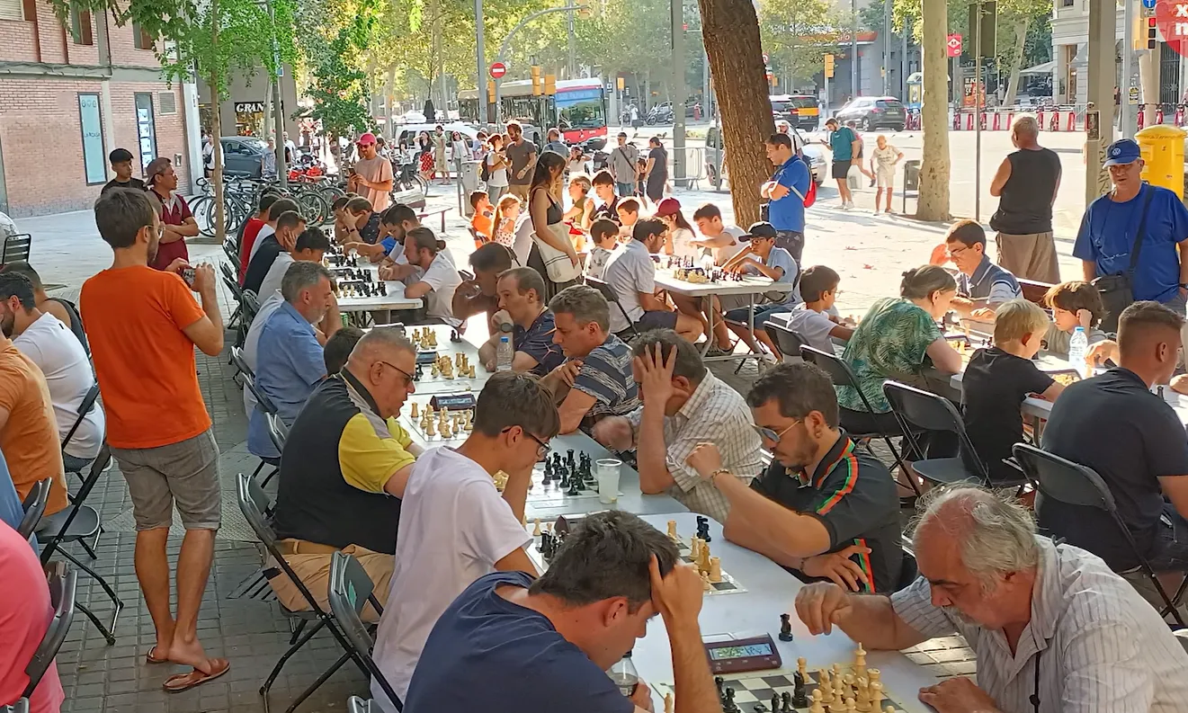 La Festa Major del Poble-sec ha impulsat un decàleg per reforçar el seu caràcter veïnal i popular.