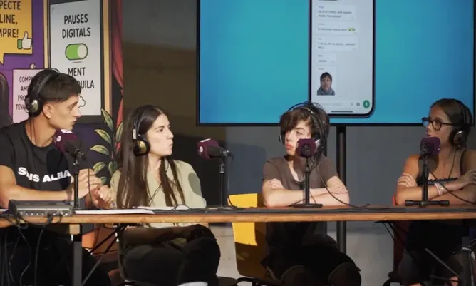 Les joves participants intervenint al pòdcast final del projecte.