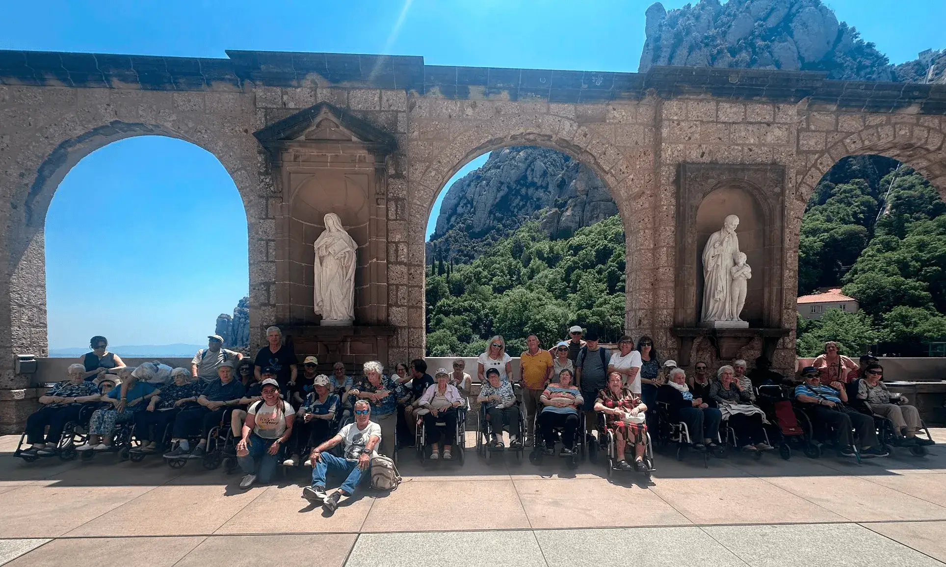 Acompanyament a gent gran en una sortida a Monserrat 