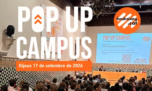 Cartell de les  jornades de Fundraising on apareix molta gent a una aula durant una presentació.