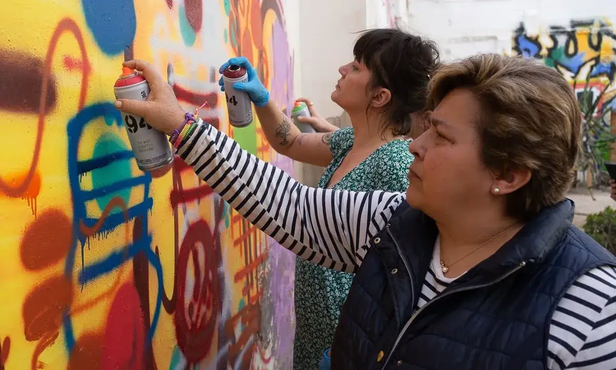 Persianes amb ànima: art urbà per a la inclusió social