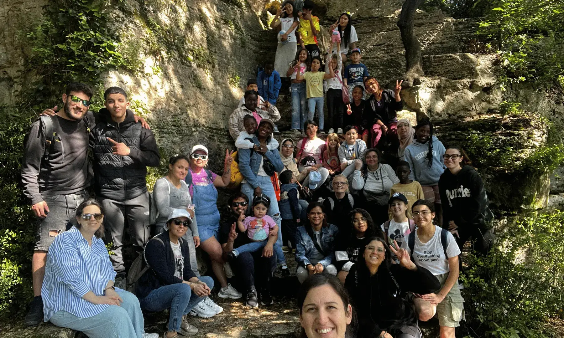 un grup de persones adultes a la muntanya.