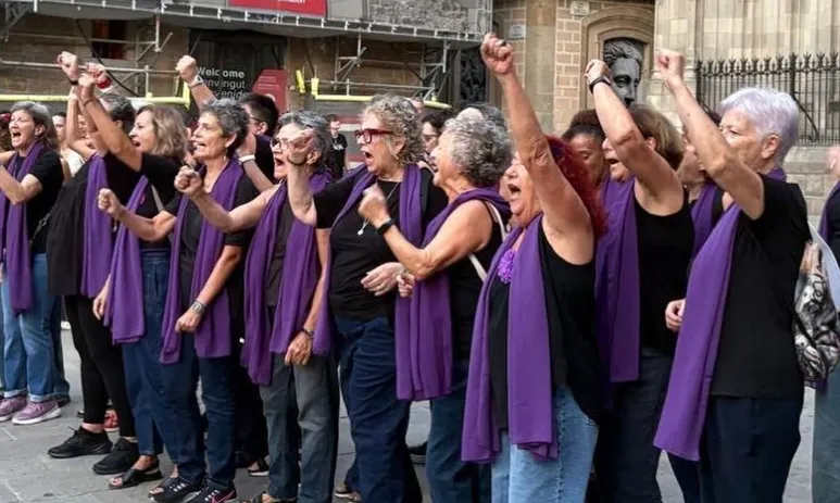 Imatge de la concentració en defensa del dret a l'avortament d'aquest dilluns a Barcelona.