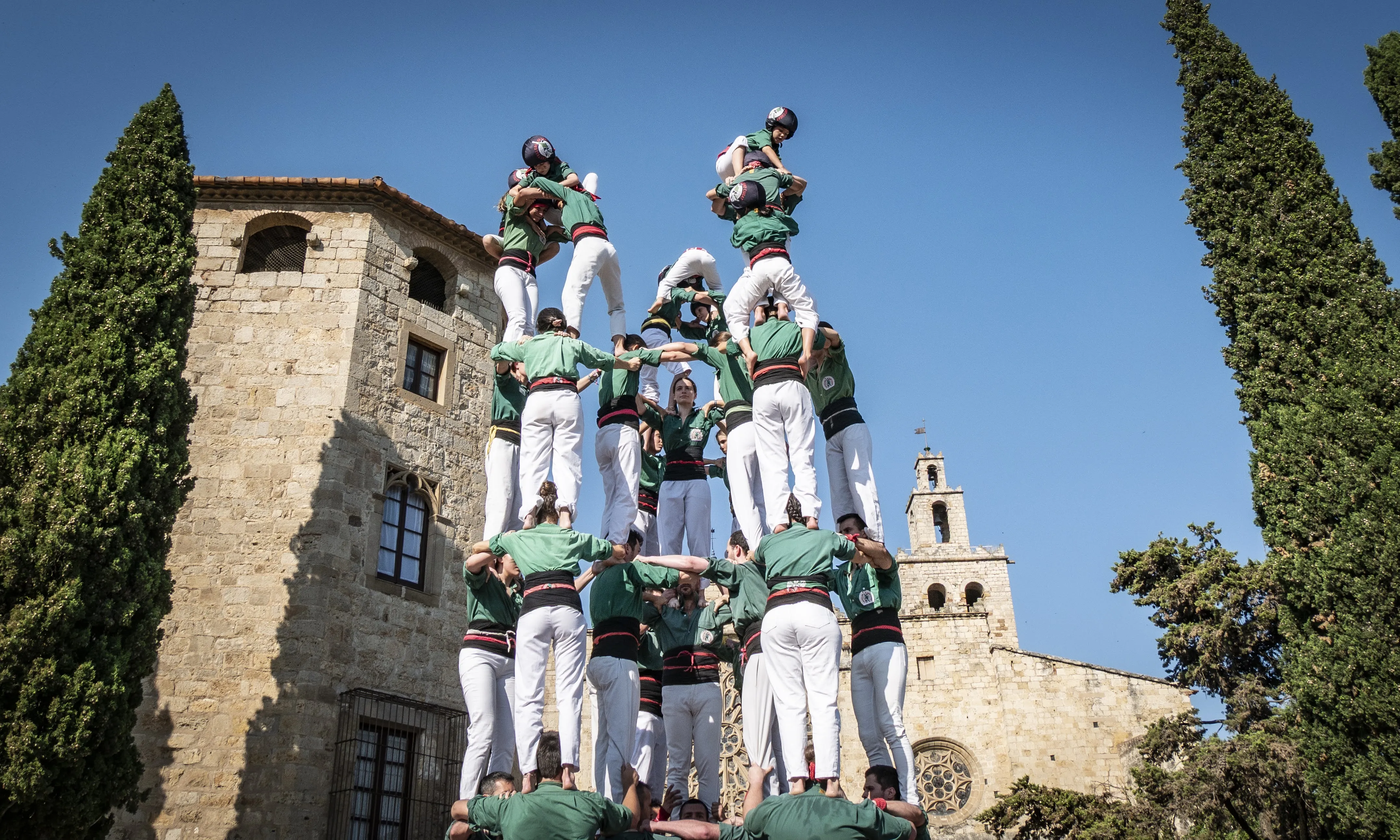 Castellers de Sant Cugat fent un castell