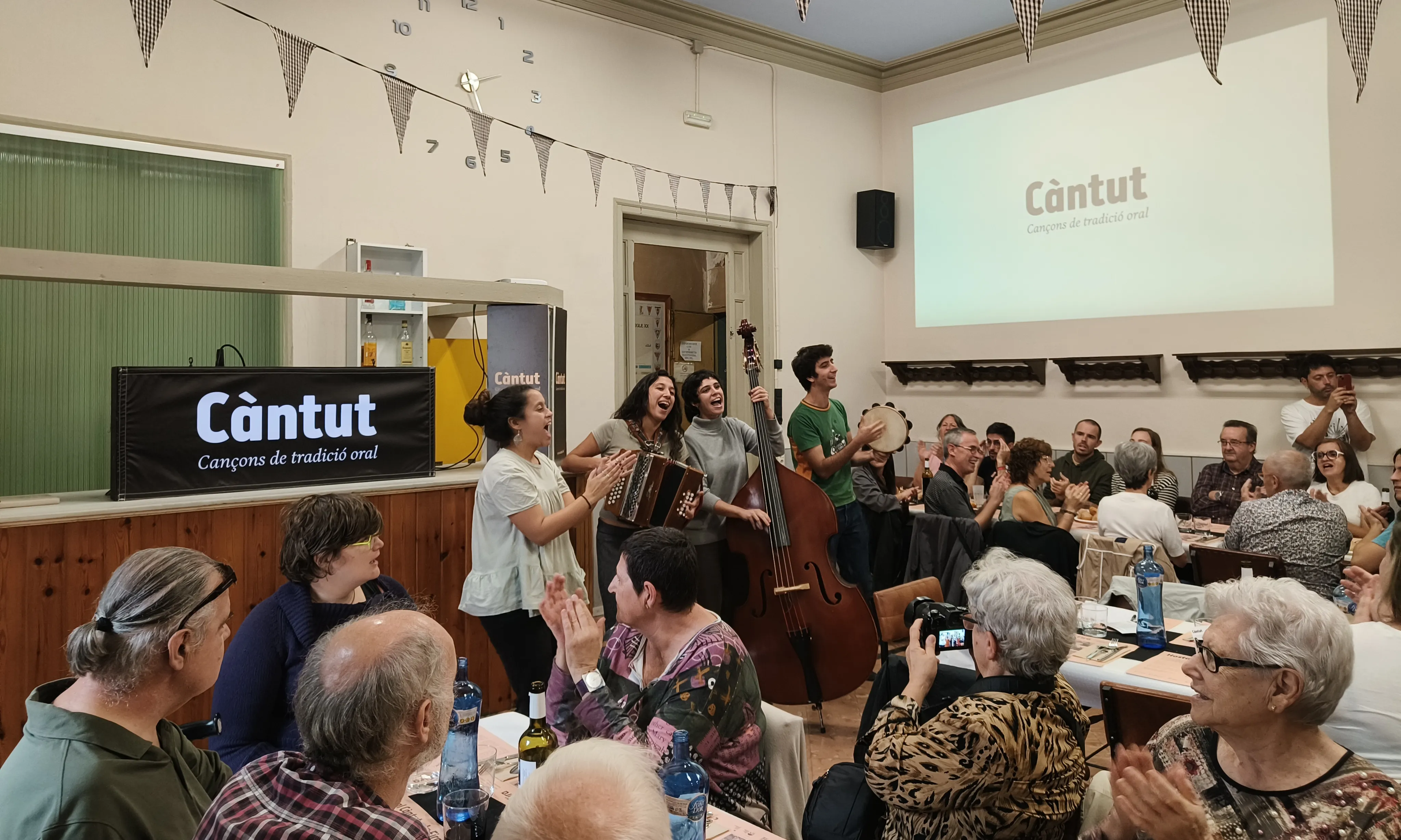 L’‘Hostal Càntut a la Fira’ recuperarà el costum de cantar al voltant de la taula.