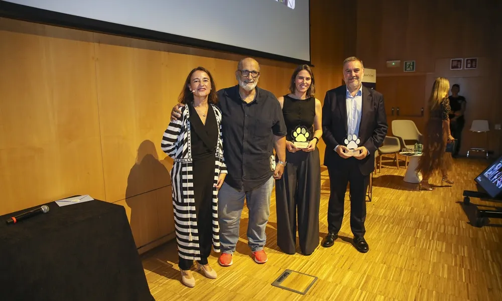 Pedro Frutos, de l’ONG K9 de Creixell; Candela Figueras, de Cita Bestial, i Daniel Conca, gerent de Prisma SL, al costat d’Ana Chinarro.