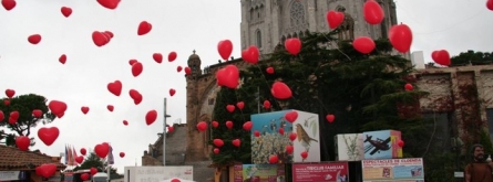 Enlairament de globus a la Plaça dels Somnis del Tibidabo.