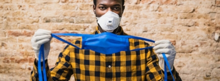 El Sindicat de Venedors Ambulants de Barcelona ha reorientat el seu taller de costura per fabricar mascaretes i bates per equipaments sanitaris. Font: Sindicat de Venedors Ambulants de Barcelona