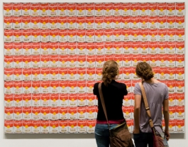 Dues persones observant una obra de Warhol a la National Gallery of Art  Font: Mike (Flickr)