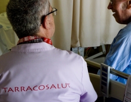 Voluntari de Tarraco Salut acompanya a un usuari malalt.
