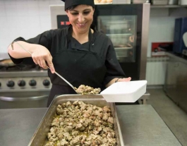 Cuinera de 'Càtering Ésbo' elabora un menú per a la gent gran d'El Prat de Llobregat. Font: Fundació Rubricatus