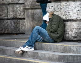 Persona dormint al carrer. Font: Pixabay