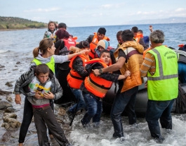 Rescat de persones refugiades al Mediterrani. Font: CAFOD Photo Library, Flickr