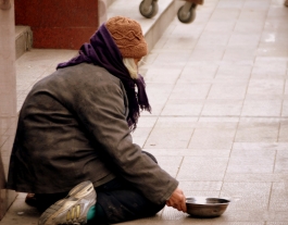 Una persona sense sostre viu al carrer en situació de pobresa. Font: Public Domain Pictures