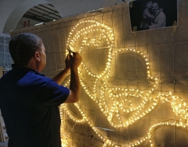Creant llums de Nadal per als carrers del Raval Font: #RavalKm0