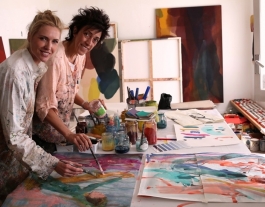 Judit Mascó i Clàudia Valsells, d'esquerra a dreta, dissenyant el mocador Font: Giving Tuesday