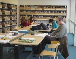 Estudiants a la biblioteca de la UAB, autora Marta Piqs Font: 