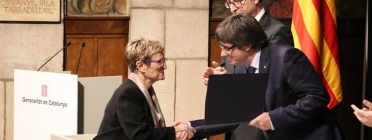 Fina Rubio, presidenta de la Fundació, rebent el premi de la mà del president de la Generalitat, Carles Puigdemont. Font: Fundació Surt Font: 