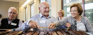 Gent gran participant al taller d'orquestra per a persones amb Alzheimer Font: Apropa Cultura