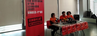 Els portaveus del sindicat de llogaters de Barcelona, durant l'acte de presentació  Font: Mar Barberà