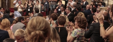 El Ple aplaudint l'aprovació de la Llei del voluntariat. Font: Parlament de Catalunya Font: 